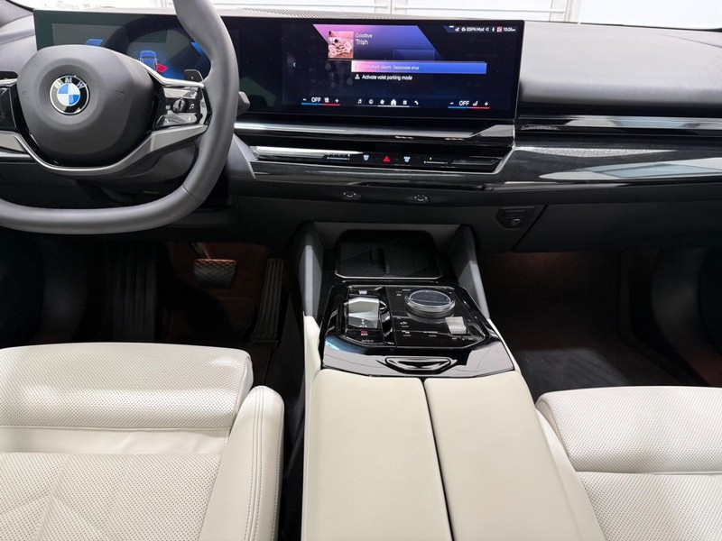 BMW 5 Series Vehicle Image 9