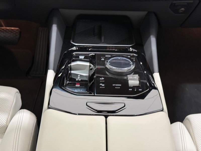 BMW 5 Series Vehicle Image 11