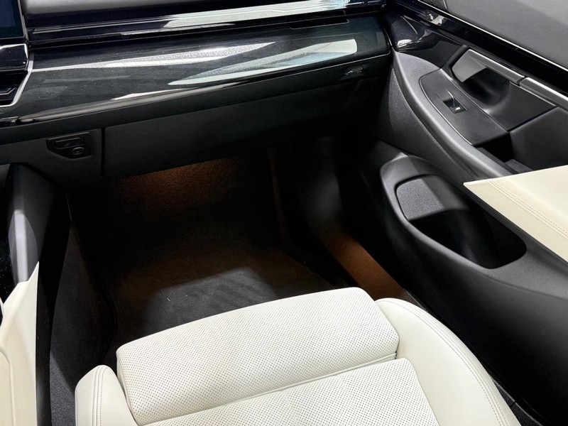 BMW 5 Series Vehicle Image 13