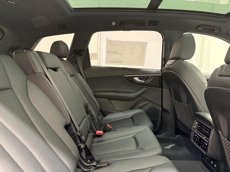 Audi Q7 Vehicle Image 4