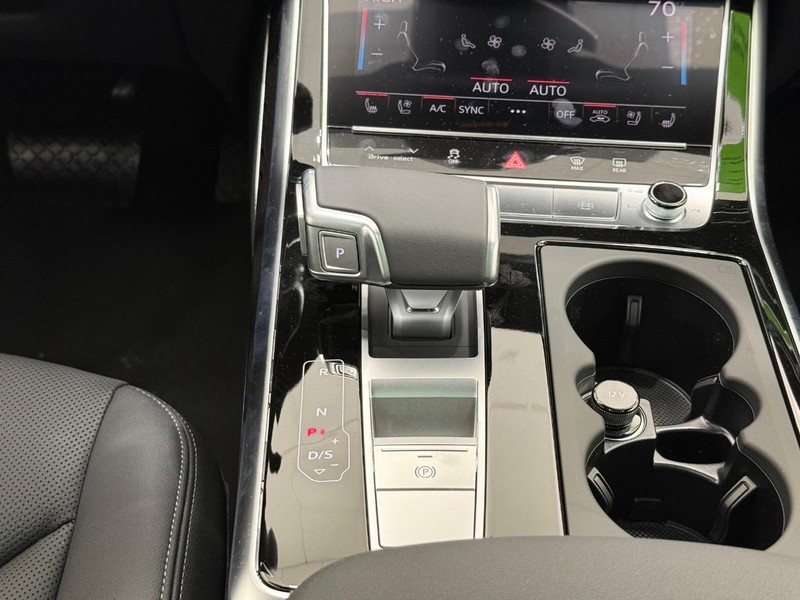 Audi Q7 Vehicle Image 7