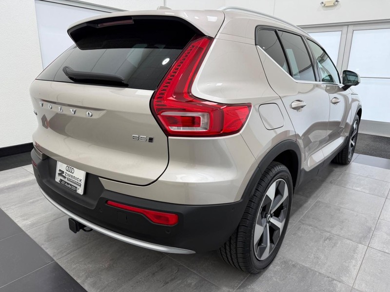 Volvo XC40 Vehicle Image 2