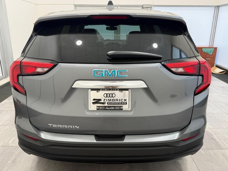 GMC Terrain Vehicle Image 3