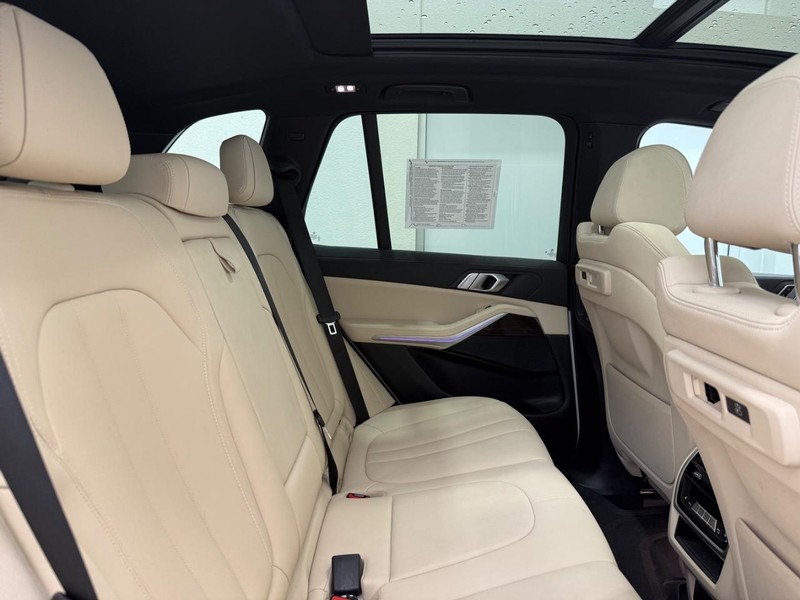 BMW X5 Vehicle Image 8