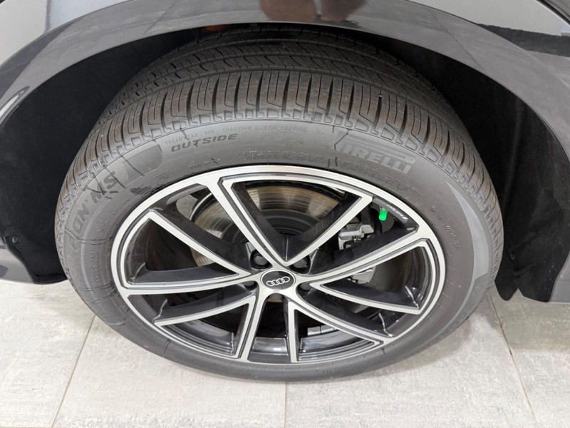 Audi Q5 Vehicle Image 3