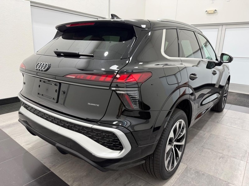 Audi Q3 Vehicle Image 2