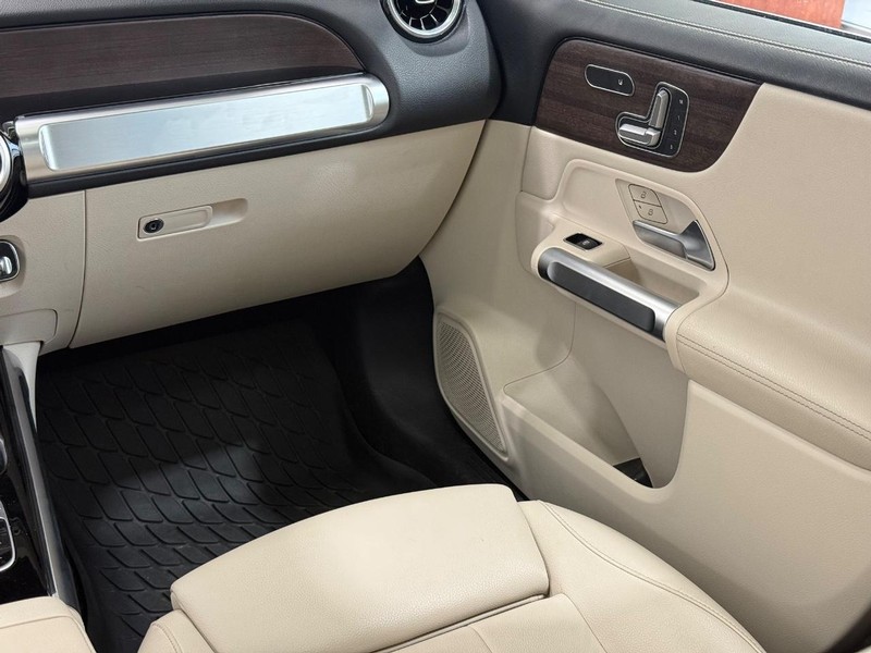 Mercedes-Benz GLB Vehicle Image 13
