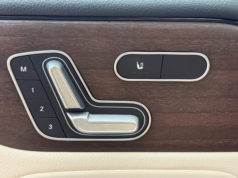 Mercedes-Benz GLB Vehicle Image 14
