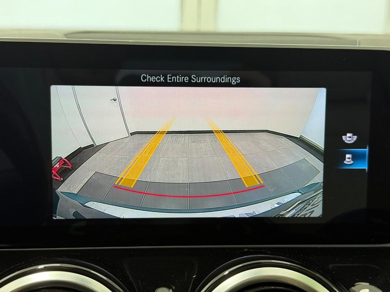 Mercedes-Benz GLB Vehicle Image 18