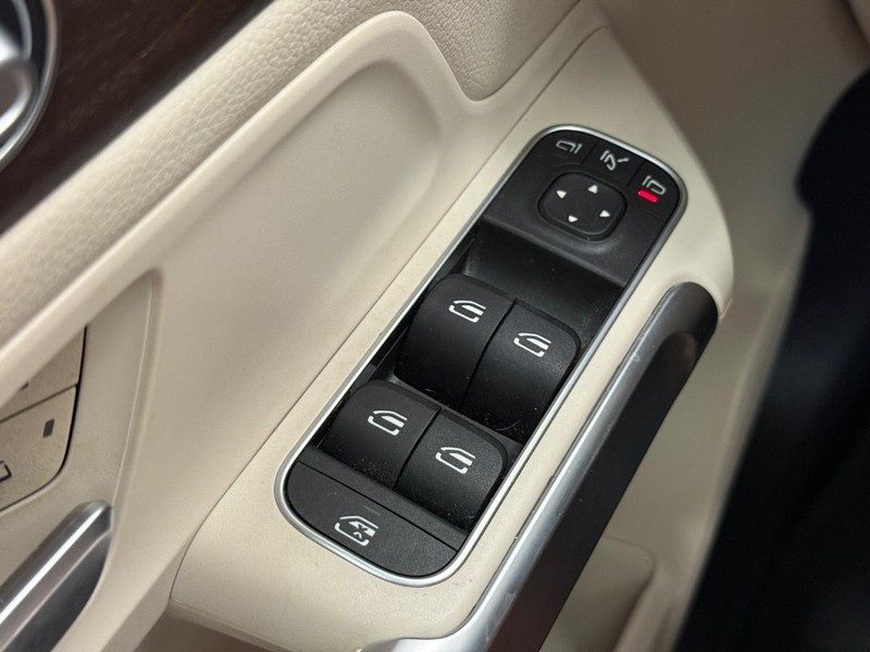 Mercedes-Benz GLB Vehicle Image 19