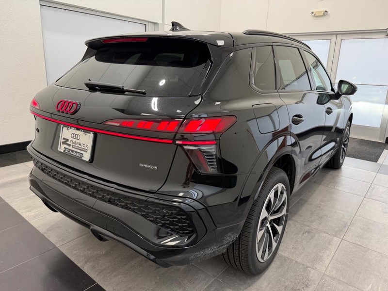 Audi Q3 Vehicle Image 2