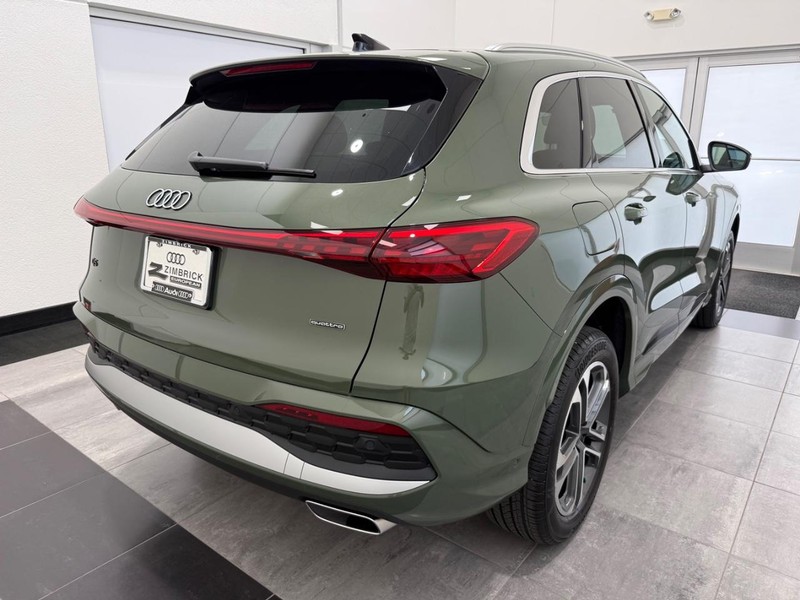 Audi Q5 Vehicle Full-screen Gallery Image 02