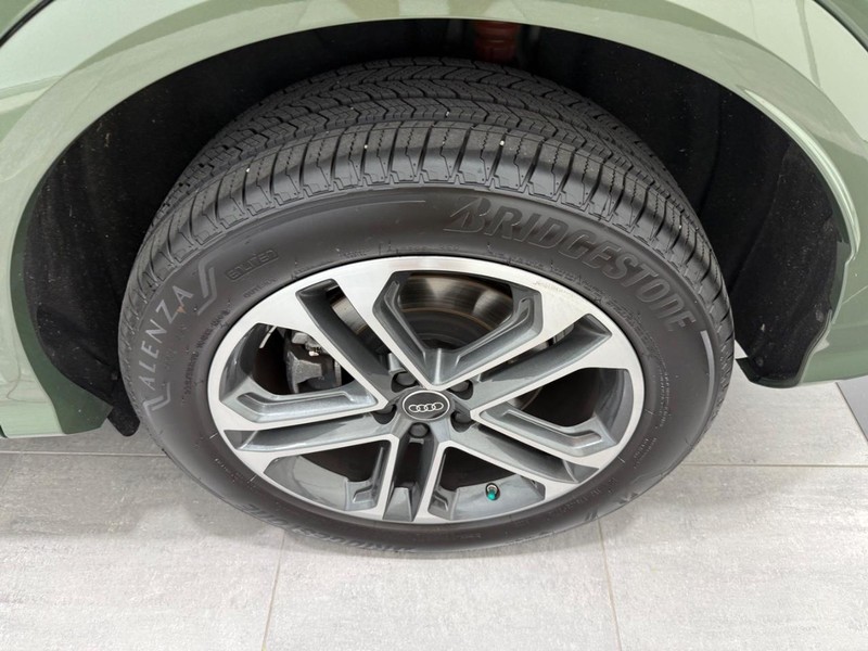 Audi Q5 Vehicle Full-screen Gallery Image 05