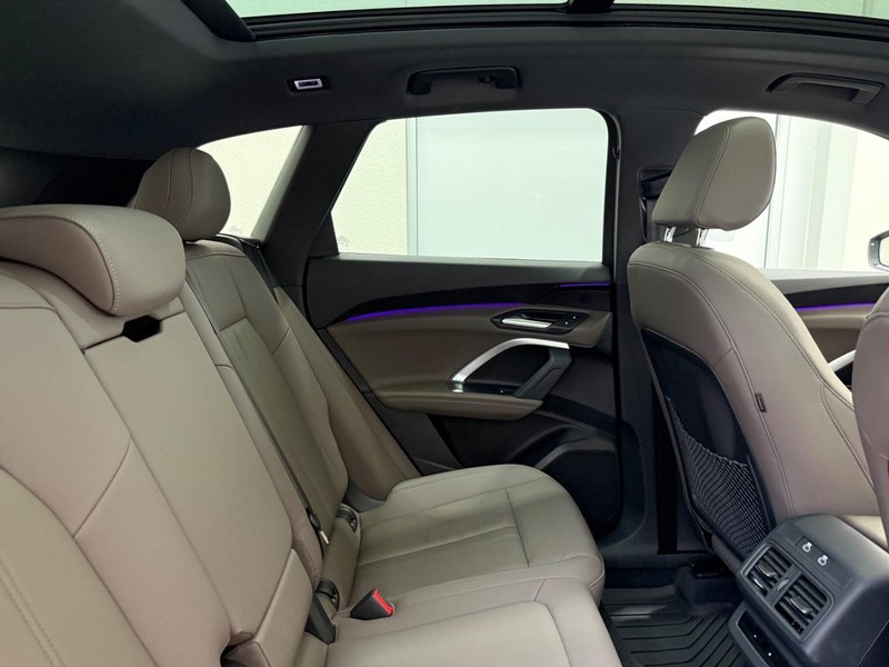 Audi Q5 Vehicle Full-screen Gallery Image 08