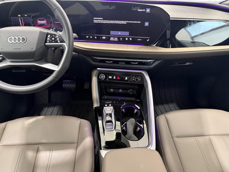 Audi Q5 Vehicle Full-screen Gallery Image 09