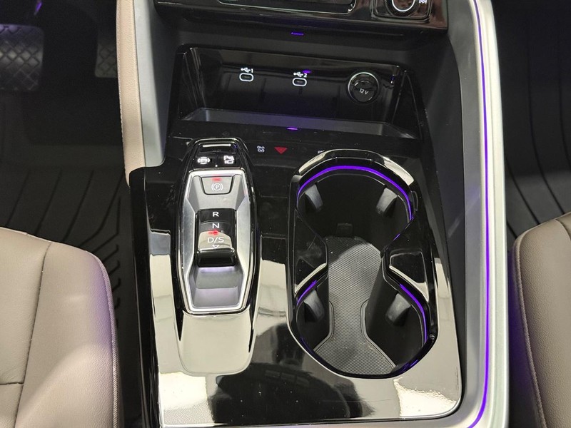 Audi Q5 Vehicle Full-screen Gallery Image 11