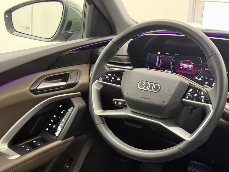 Audi Q5 Vehicle Full-screen Gallery Image 12
