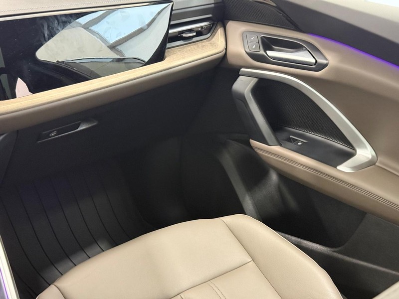 Audi Q5 Vehicle Full-screen Gallery Image 13