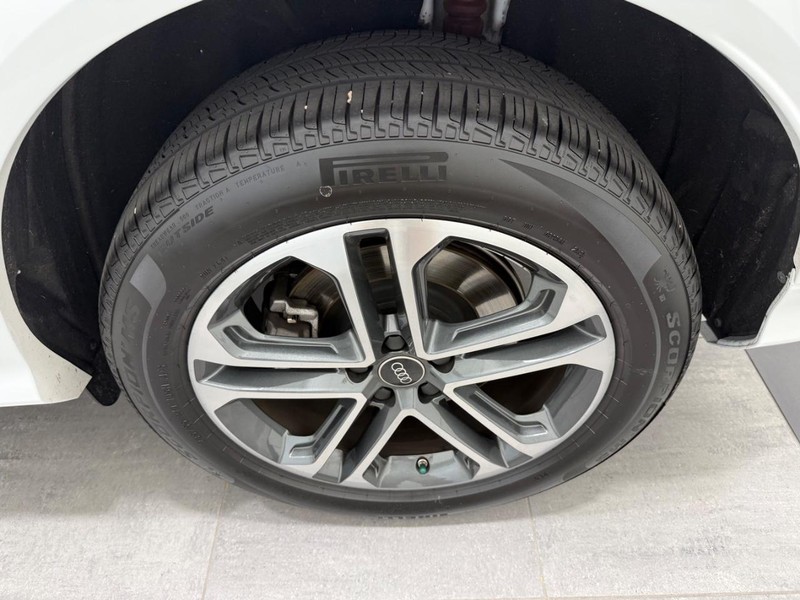 Audi Q5 Vehicle Full-screen Gallery Image 05