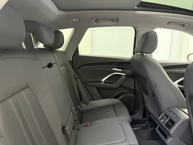Audi Q5 Vehicle Full-screen Gallery Image 08