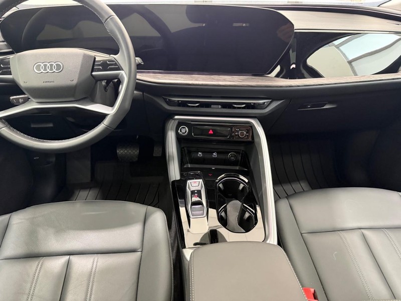 Audi Q5 Vehicle Full-screen Gallery Image 09