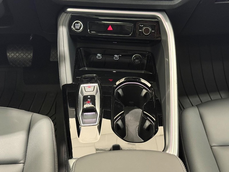Audi Q5 Vehicle Full-screen Gallery Image 11