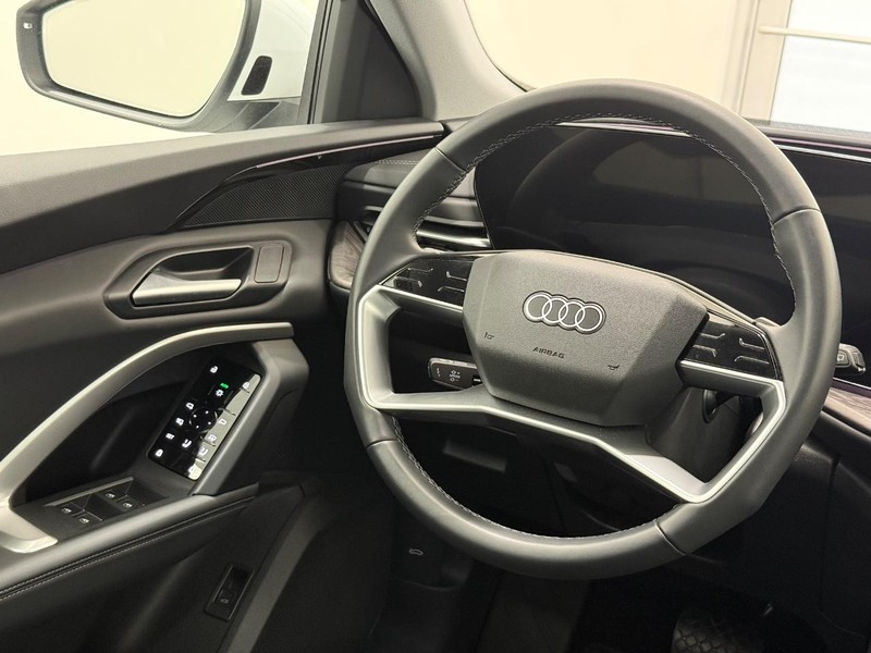 Audi Q5 Vehicle Full-screen Gallery Image 12