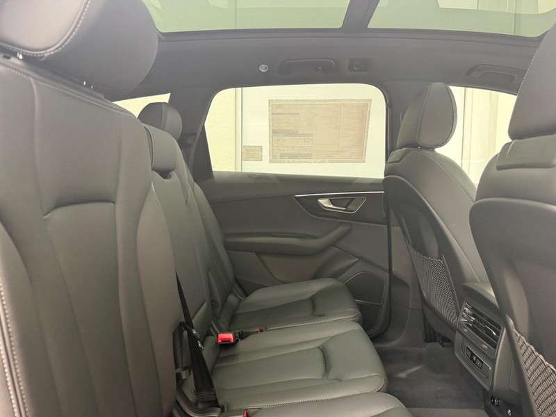 Audi Q7 Vehicle Image 4