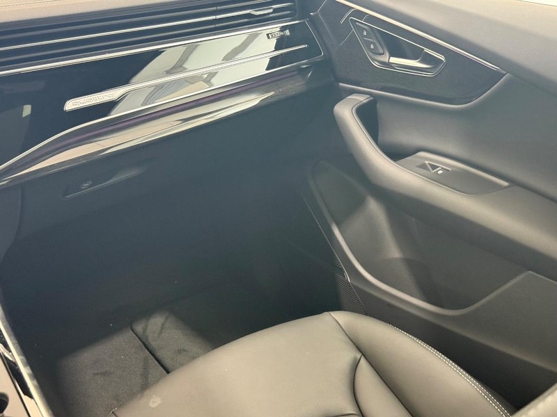 Audi Q7 Vehicle Image 9
