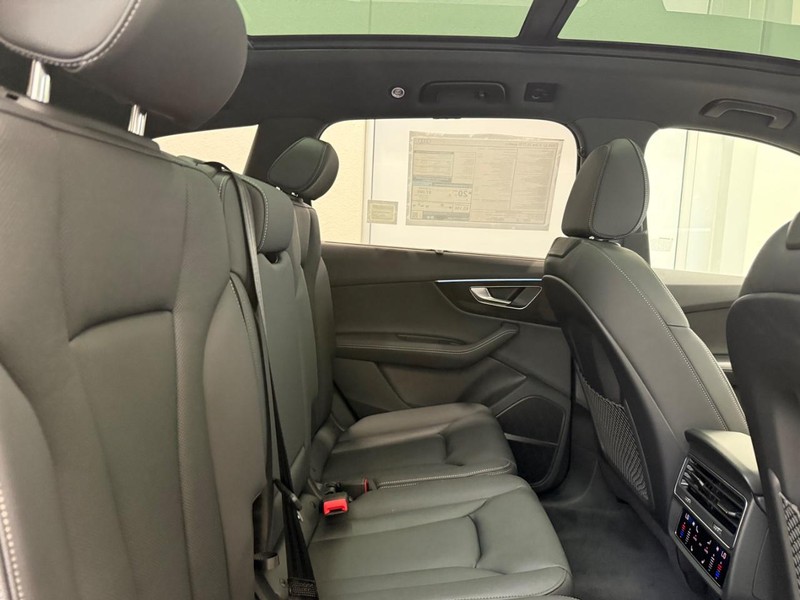 Audi Q7 Vehicle Image 4