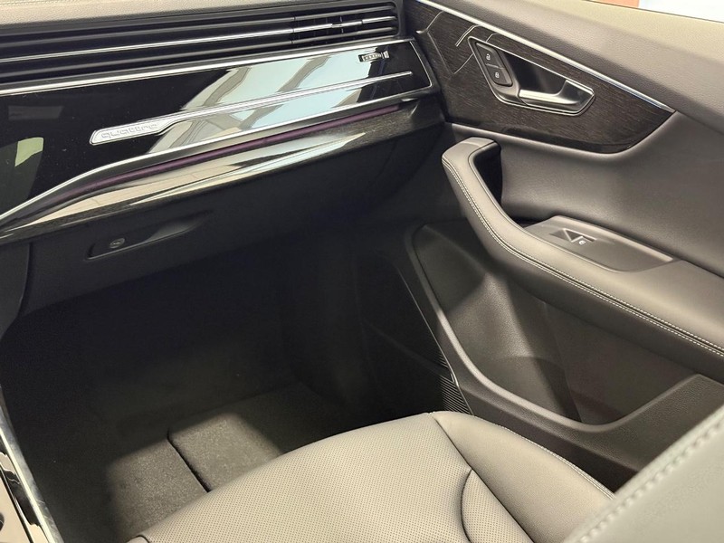 Audi Q7 Vehicle Image 9