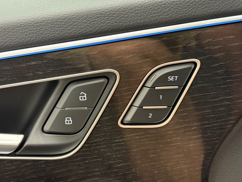 Audi Q7 Vehicle Image 11