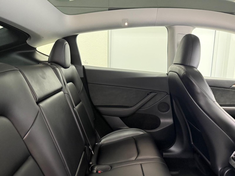 Tesla Model Y Vehicle Image 8