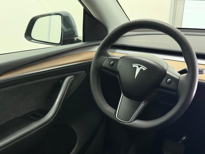 Tesla Model Y Vehicle Image 11