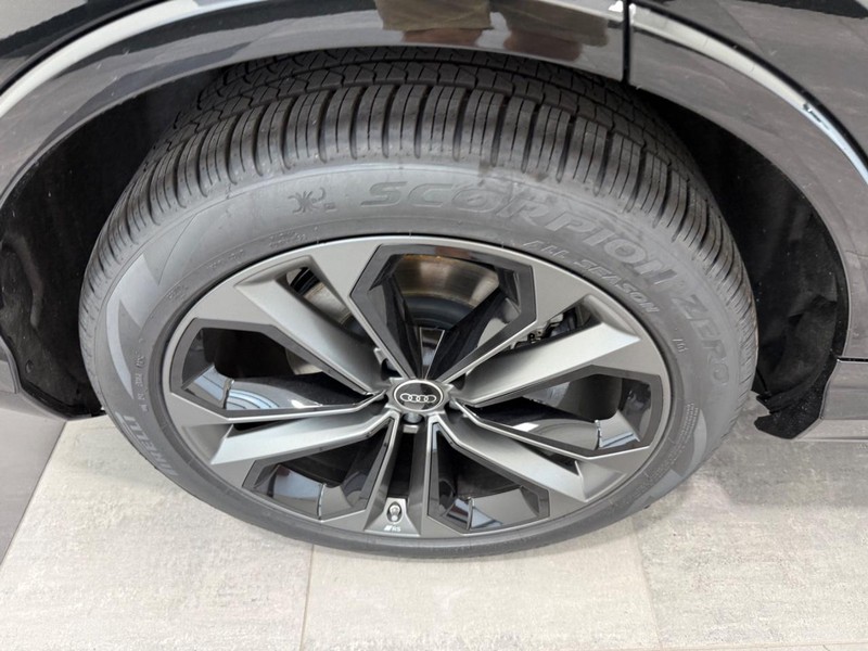 Audi Q7 Vehicle Image 3