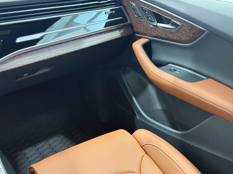 Audi Q7 Vehicle Image 9