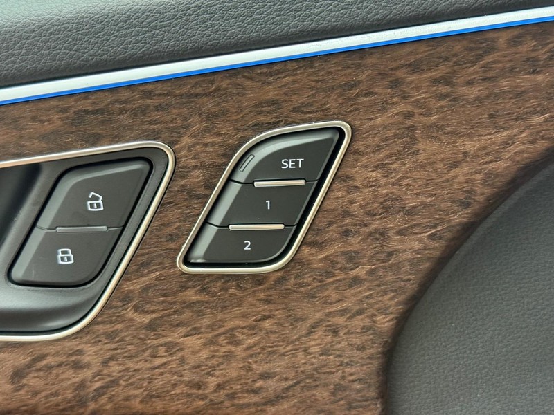 Audi Q7 Vehicle Image 10