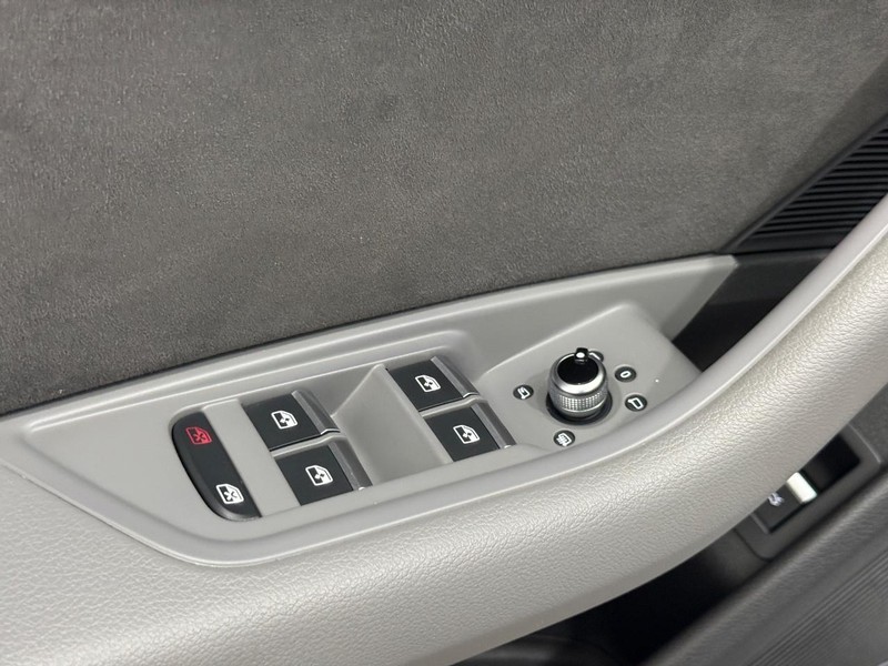Audi S5 Sportback Vehicle Full-screen Gallery Image 27