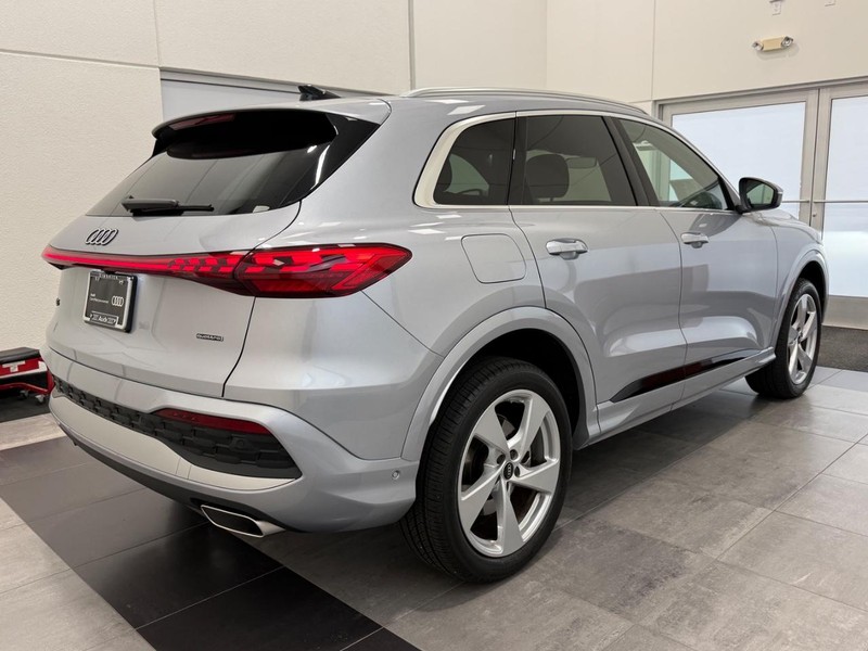 Audi Q5 Vehicle Full-screen Gallery Image 02