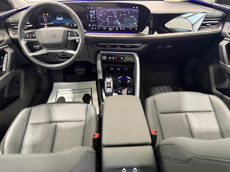Audi Q5 Vehicle Full-screen Gallery Image 12
