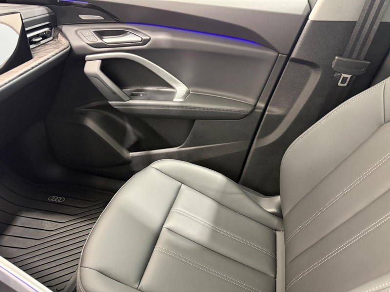 Audi Q5 Vehicle Full-screen Gallery Image 20