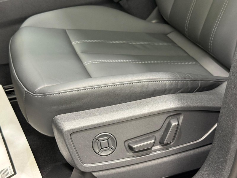 Audi Q5 Vehicle Full-screen Gallery Image 24