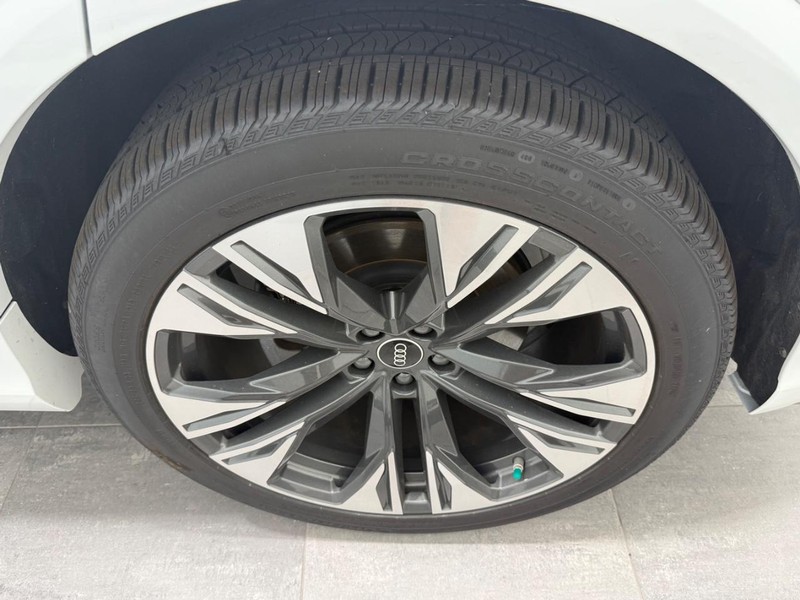 Audi Q8 Vehicle Full-screen Gallery Image 05