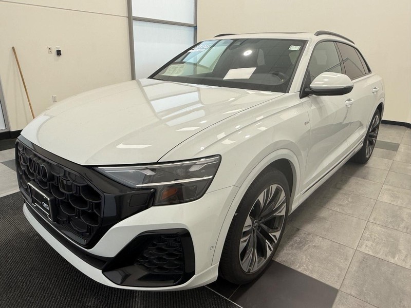 Audi Q8 Vehicle Full-screen Gallery Image 06