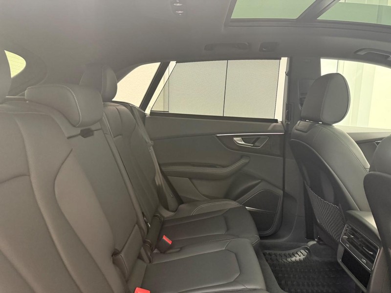Audi Q8 Vehicle Full-screen Gallery Image 08