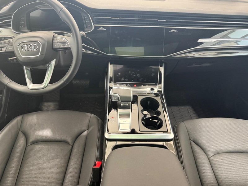 Audi Q8 Vehicle Full-screen Gallery Image 09