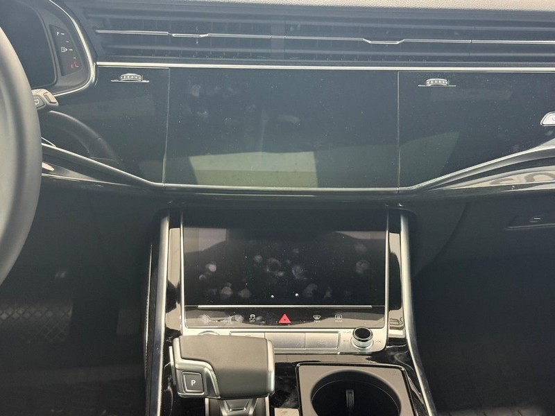 Audi Q8 Vehicle Full-screen Gallery Image 10
