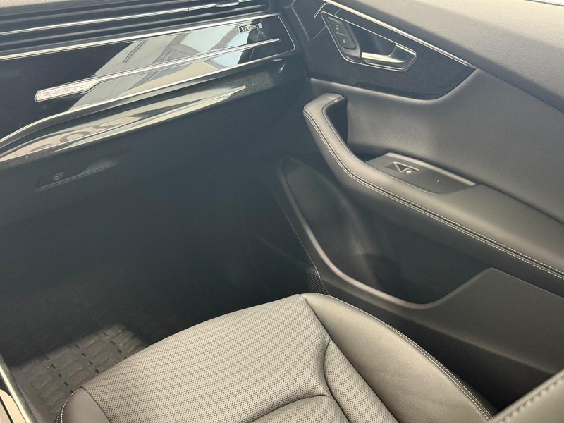 Audi Q8 Vehicle Full-screen Gallery Image 12