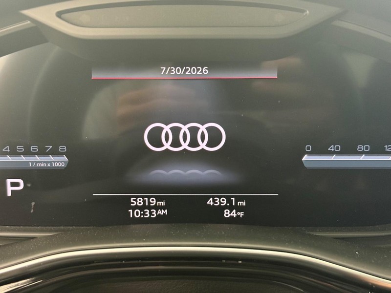 Audi Q8 Vehicle Full-screen Gallery Image 16