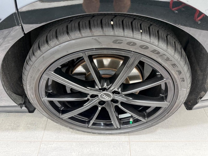 Audi A8 Vehicle Full-screen Gallery Image 05